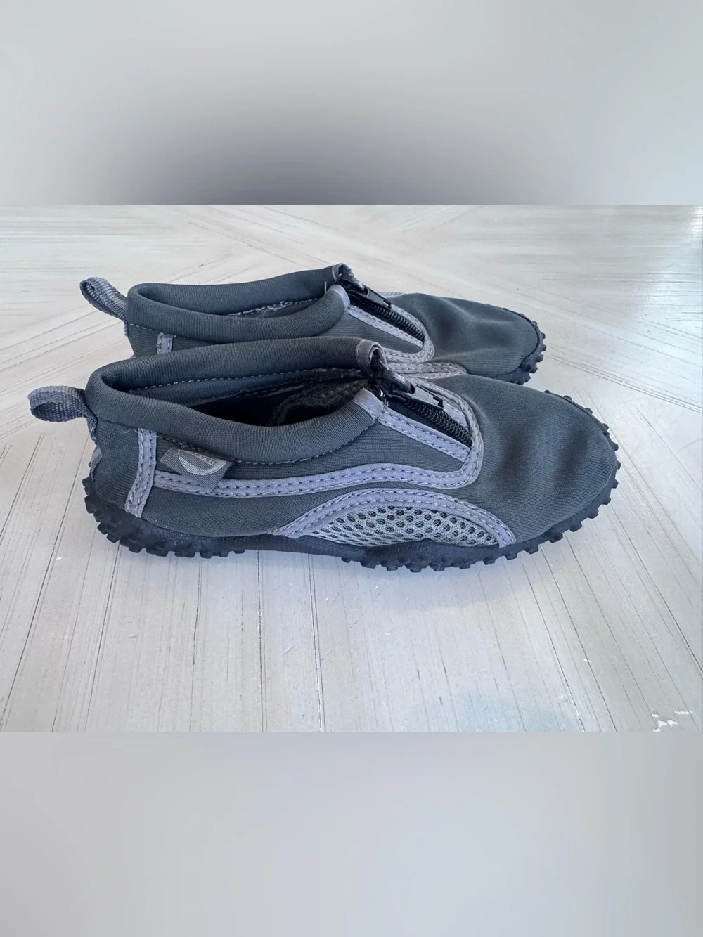 Kids S7 Aqua Socks Wave Water Shoes Gray Zipper Slip-On Pool Beach - Size 12